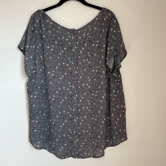 Torrid Abbey Arrow Georgette Button Back Blouse Top Gray Semi Sheer Women's Sz 2 - Picture 8 of 13